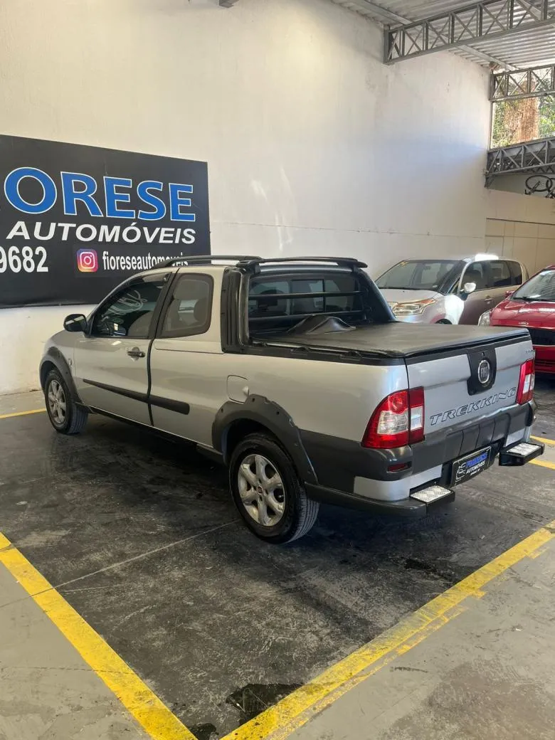 Fiat - Strada Trekking 1.6 16V Flex CD  Gasolina