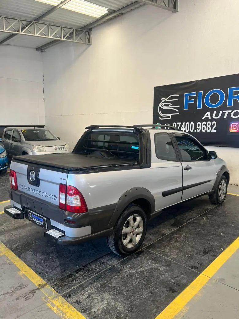 Fiat - Strada Trekking 1.6 16V Flex CD  Gasolina